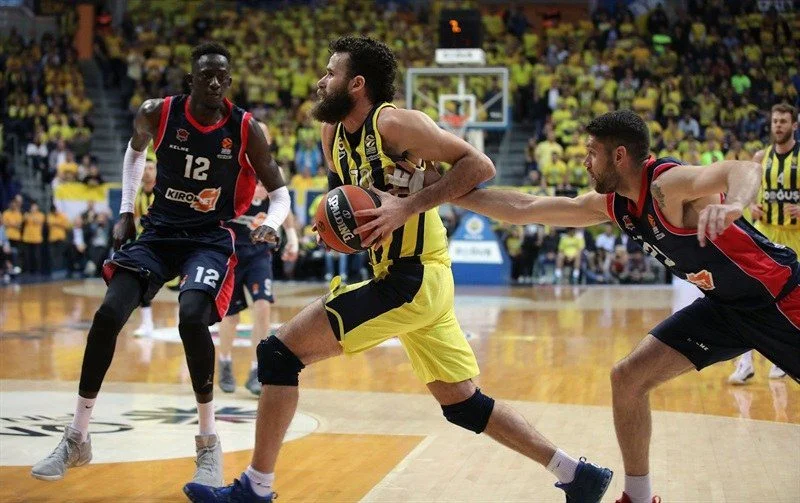 «Διπλός» ο Σλούκας, προβάδισμα για τη Φενέρ!