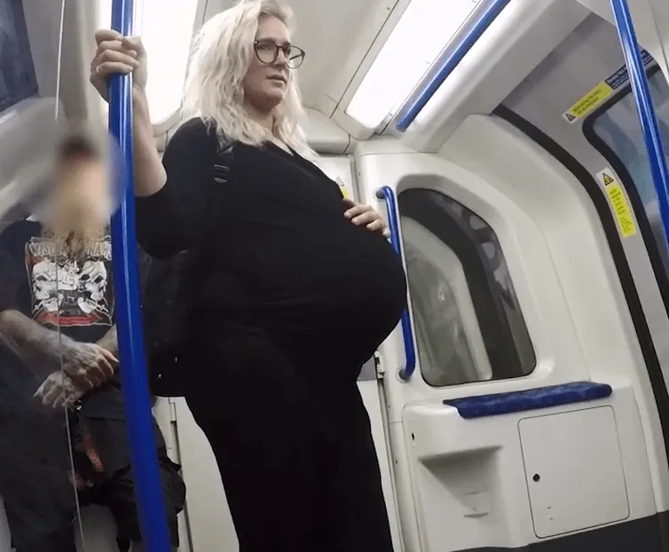 Αγνοούν επιδεικτικά έγκυο στο μετρό - Δεν σηκώνεται κανείς (vid)