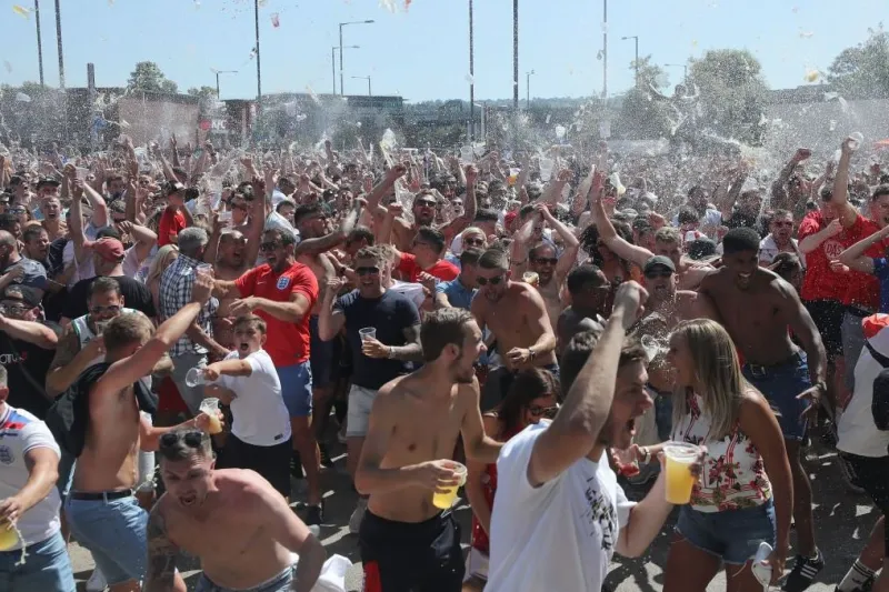 Η τρέλα των Άγγλων για την πρόκριση (vids)
