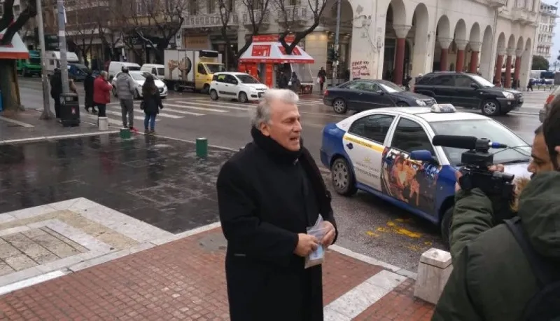 Παναγιώτης Ψωμιάδης: Αυτό γράφουν τα σακουλάκια με αλάτι που μοίρασε (pic)