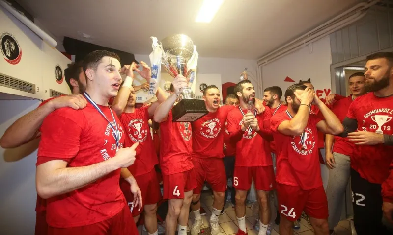 Ολυμπιακός – ΑΕΚ 23-13: Της έκανε πλάκα, σήκωσε το Κύπελλο (vid)