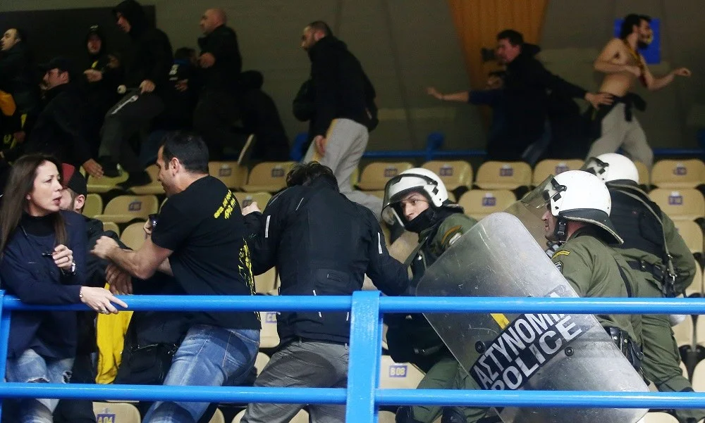 Επεισόδια και διακοπή στο Περιστέρι! (video)