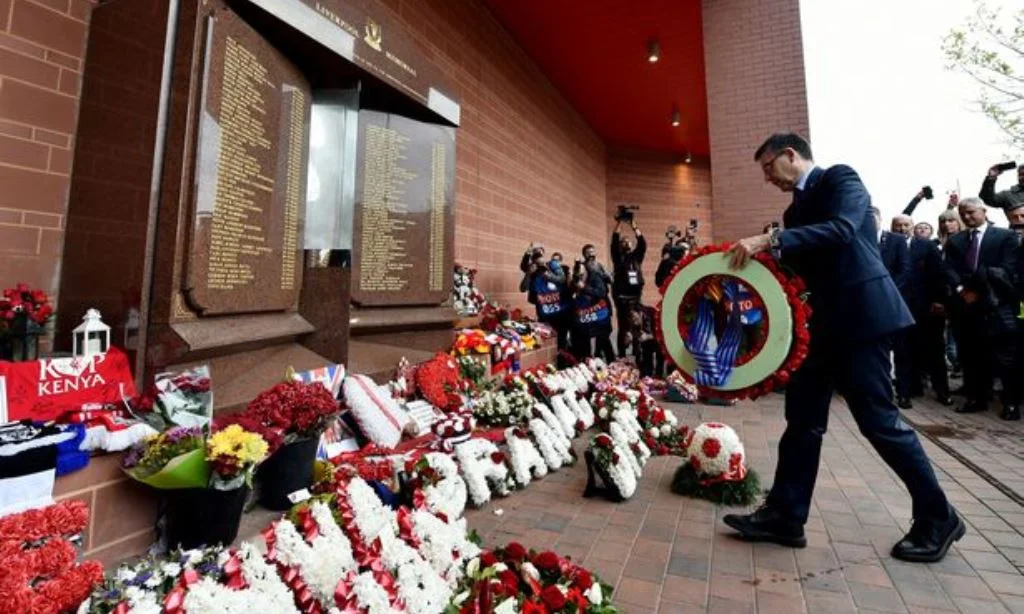 Μπαρτσελόνα: Στεφάνι για τα θύματα του Χίλσμπορο (vid)
