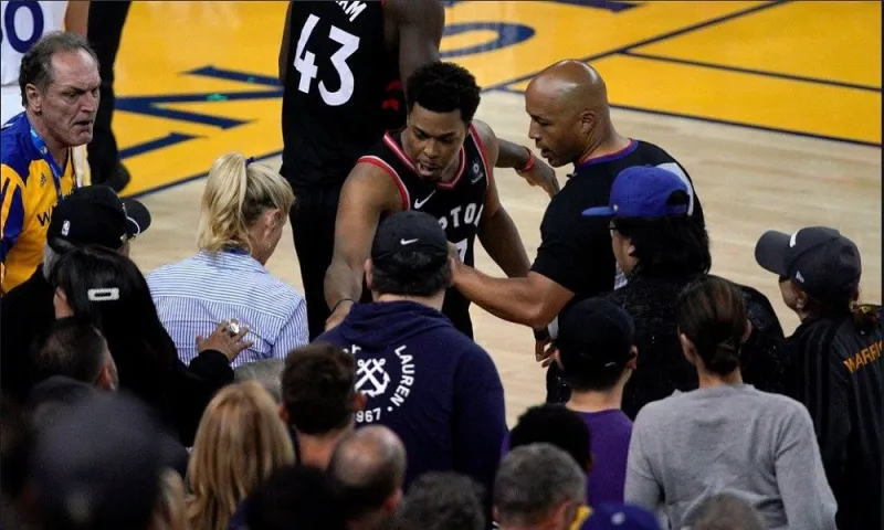 Τελικοί NBA: Φίλαθλος έσπρωξε τον Λάουρι και αποβλήθηκε (vid)