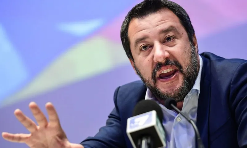 Σαλβίνι για Ρίτσαρντ Γκιρ: «Να πάρει τους μετανάστες σπίτι του»