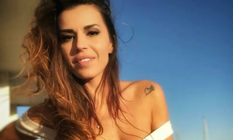 Χριστίνα Κολέτσα: Ποζάρει τόπλες και... τρελαίνει (pics)