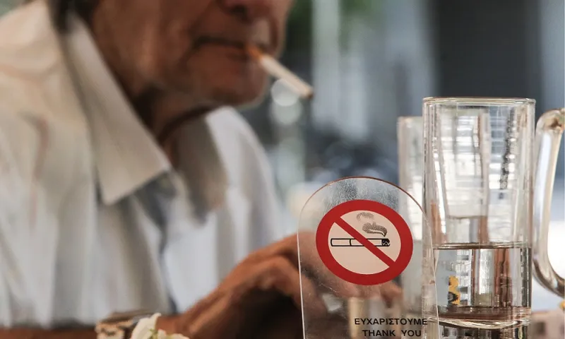 Κόβεται… μαχαίρι το τσιγάρο! (vid)