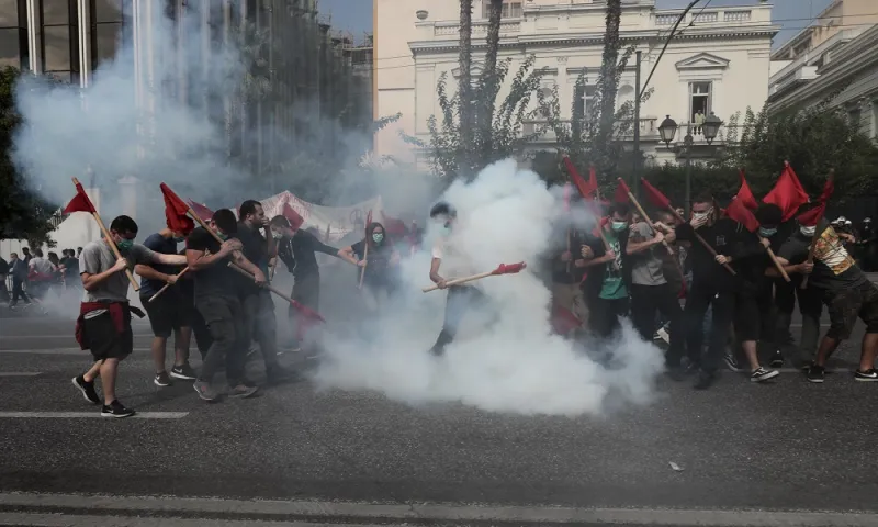 Σύνταγμα: Ένταση και χημικά στο φοιτητικό συλλαλητήριο (vid)