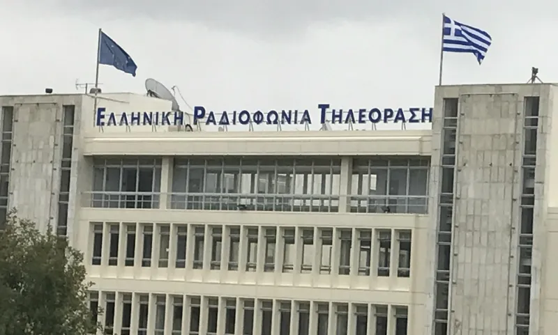 «Χαμός» στην ΕΡΤ από το «ροζ» σκάνδαλο: «Του έλεγε να πάνε να το κάνουν στην Σαλαμίνα!» (vid)
