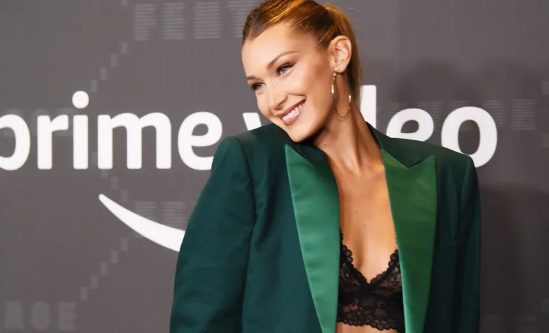 Bella Hadid: Ποζάρει με ζαρτιέρες και τρελαίνει κόσμο (pics)