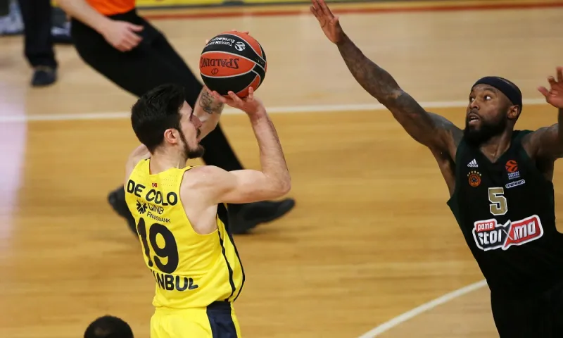 EuroLeague: «Λανθασμένα δεν σφυρίχτηκε φάουλ του Ράις πάνω στον Ντε Κολό» (pic)