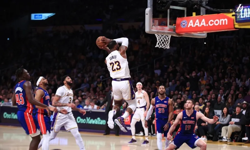 NBA: Νίκη για Λέικερς με «τριπλό» ΛεΜπρόν (vids)