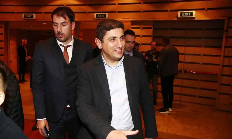UPDATE | Παρών ο Αυγενάκης στην συνάντηση Μητσοτάκη - FIFA/UEFA
