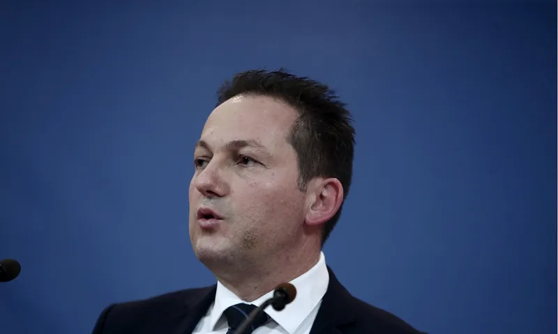Πέτσας: «Εξετάζουμε την επιστροφή στην κανονικότητα»