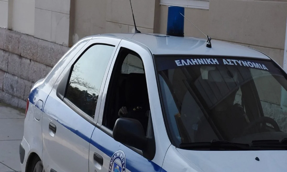 Ρόδος: Μπράβος απωθεί και διώχνει αστυνομικούς από ανοικτή καφετέρια (vid)