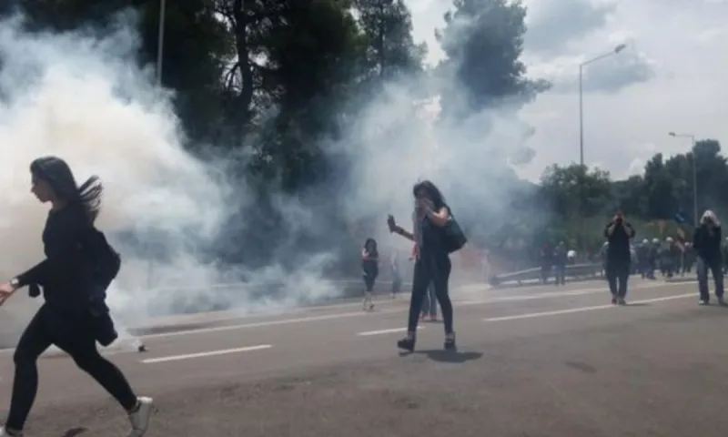 Μαλακάσα-Σκηνικό πολέμου: Αστυνομία εναντίον πολιτών για τους μετανάστες!