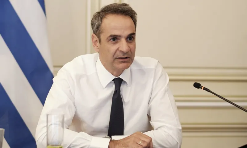 Στο πλοίο για Τήνο ο Μητσοτάκης, μιλάει με Λιάγκα (pics)