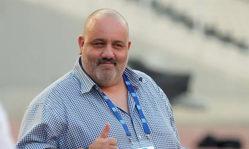 Καραπαπάς σε Σαββίδη: «Χαρήκαμε που γράφεις έστω και greeklish»