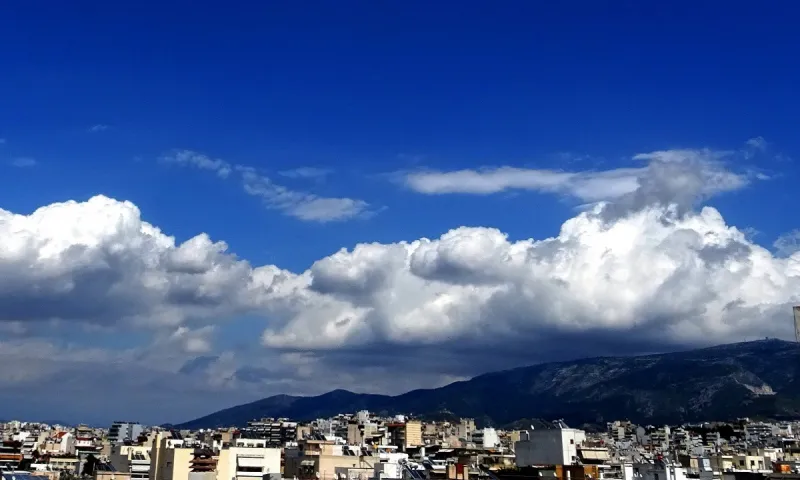 Καιρός 2/8: Πέφτει η θερμοκρασία- Αλλάζει το σκηνικό!