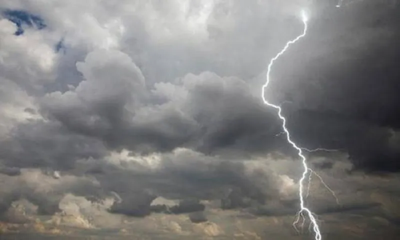 Καιρός 7/8: Ισχυρές βροχές και καταιγίδες στα δυτικά, τα κεντρικά και τα βόρεια