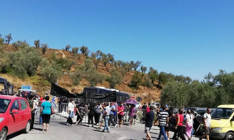 Μόρια - Σοβαρά επεισόδια: Δεν άφηναν τους κατοίκους να διαδηλώσουν! Ζητούσαν ταυτότητα!