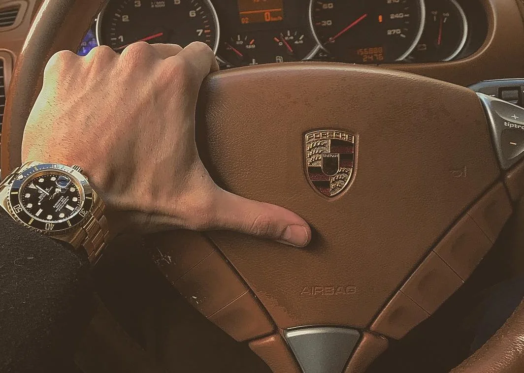 Big Brother – Ποιος είναι ο παίκτης με την Porsche και το Rolex;