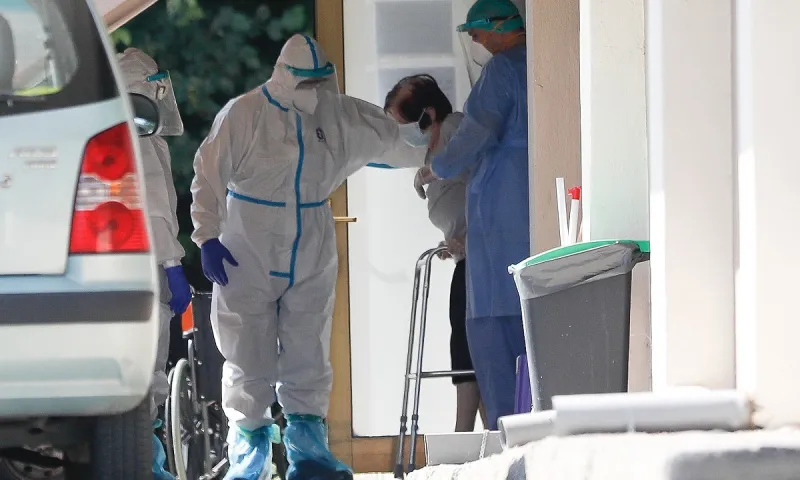 Κορονοϊός: Μειώνονται τα κρούσματα - Σταθερός ο αριθμός των διασωληνωμένων