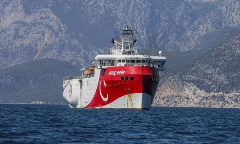 Ελληνοτουρκικά: «Ξεπόρτισε» και πάλι από το λιμάνι της Αττάλειας το «Oruc Reis» (vids)