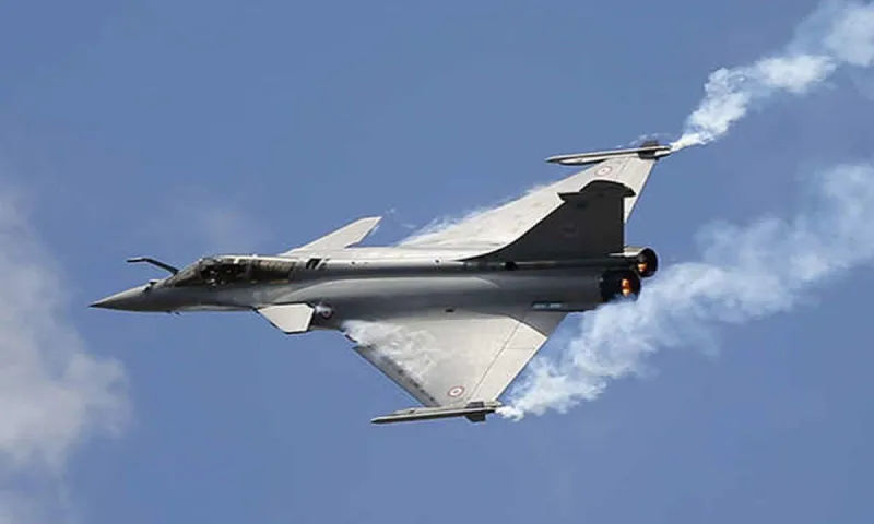 Παρίσι: Η στιγμή που το Rafale σπάει το φράγμα του ήχου (vid)