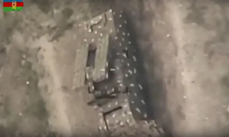 Nαγκόρνο Καραμπάχ: Τα τουρκικά drone καμικάζι επιτίθενται σε αντιεροπορικά από χαρτόνι