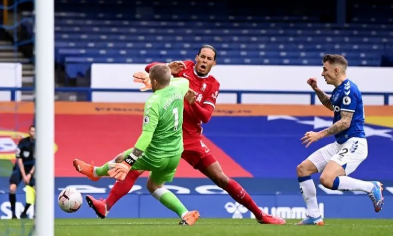 Λίβερπουλ: Άλλα της είπε η Premier League, άλλα ο αρχιδιαιτητής για τις επίμαχες φάσεις!