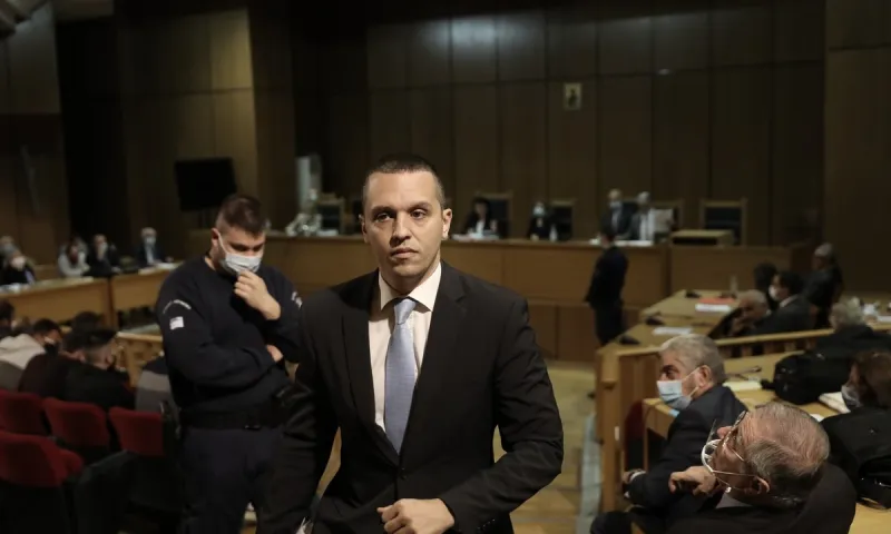 Χρυσή Αυγή: Παραδόθηκε ο Κασιδιάρης, τι ισχύει για τον Γ. Λαγό - Δήλωση Μιχαλολιάκου έξω από το σπίτι του