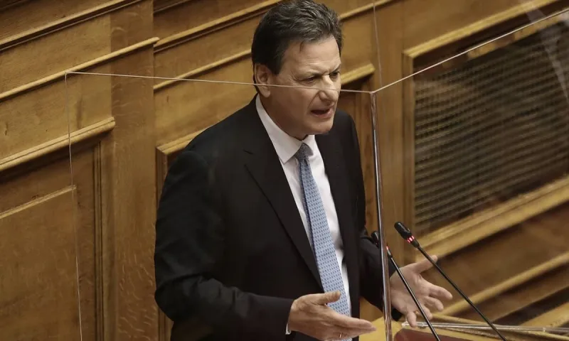 Σκυλακάκης: Το Δημόσιο αγοράζει τις κενές θέσεις σε θέατρα, σινεμά και ΚΤΕΛ