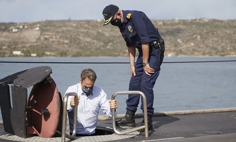 Μητσοτάκης: Μπήκε στο Υποβρύχιο «Κατσώνης»-Τι συζήτησε με το πλήρωμα (vid)