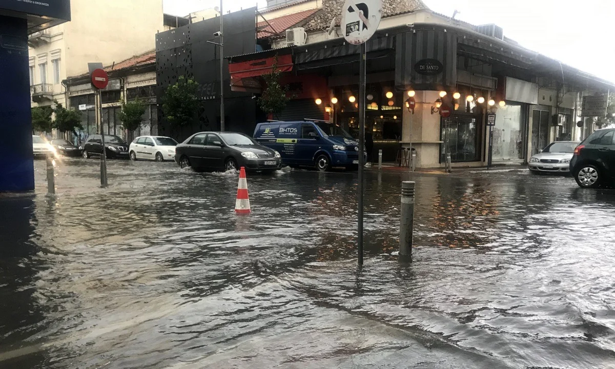 Κακοκαιρία «Κίρκη»: Μετέτρεψε τους δρόμους σε «ποτάμια» μέσα σε 15 λεπτά! (vid)