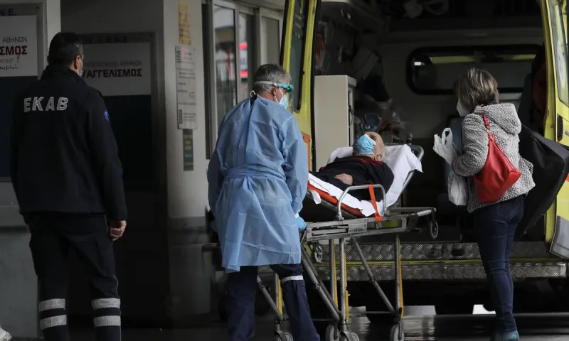 Κορονοϊός: 98 θάνατοι, 594 διασωληνωμένοι - Μειώθηκαν πολύ τα κρούσματα