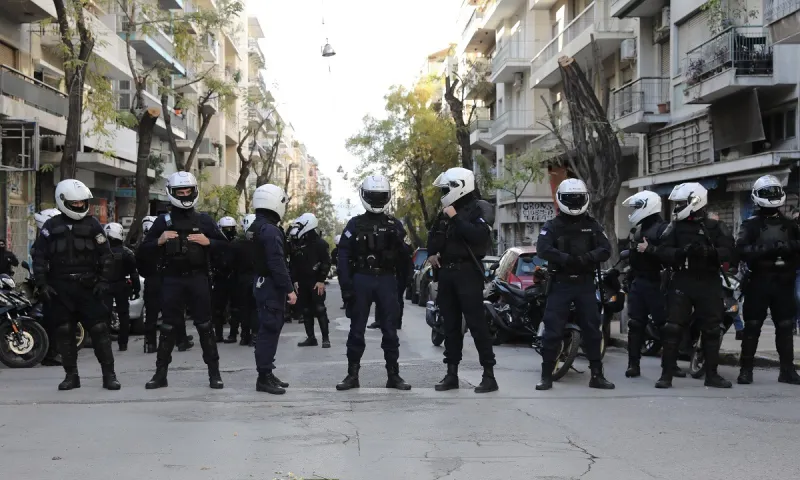 Επέτειος Γρηγορόπουλου: ΕΔΕ για τον άνδρα των ΜΑΤ που πετά την ανθοδέσμη πολίτη
