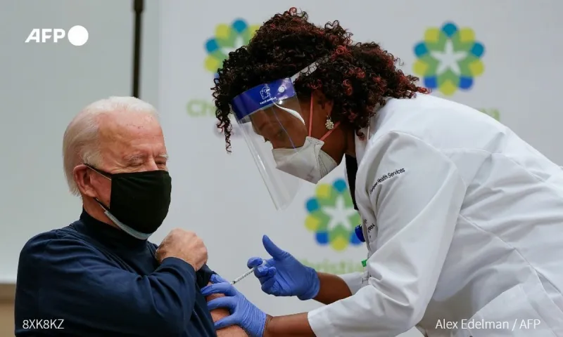Μπάιντεν: Έκανε το εμβόλιο της Pfizer μπροστά στις κάμερες (vid)