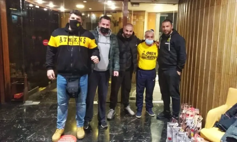 Άρης: Οπαδοί στο ξενοδοχείο της αποστολής, τι δώρο πρόσφεραν σε Μάντζιο και παίκτες