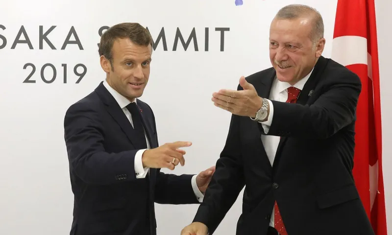 Τουρκία: Με την... ουρά στα σκέλια οι Τούρκοι, ζητούν εξομάλυνση σχέσεων με τη Γαλλία