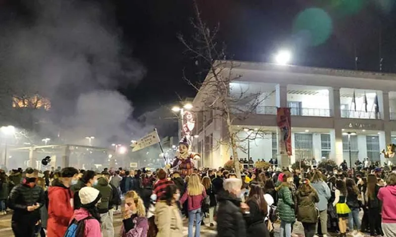 Ξάνθη: Επέμβαση της αστυνομίας και διάλυση πλήθους λόγω καρναβαλιού (vid)