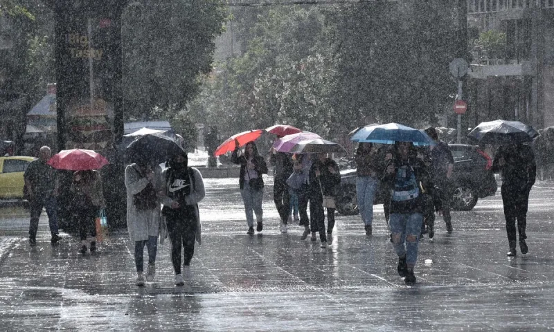 Καιρός (16/4): Άστατος την Παρασκευή με εξασθενημένες βροχοπτώσεις