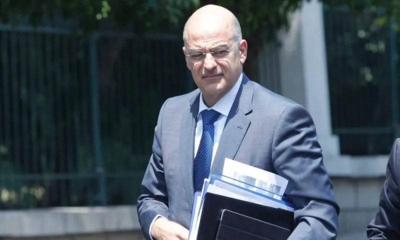 «Προεδρική Φρουρά» για Δένδια: «Με ύψος 1,92 θα μπορούσε να είναι Εύζωνας»