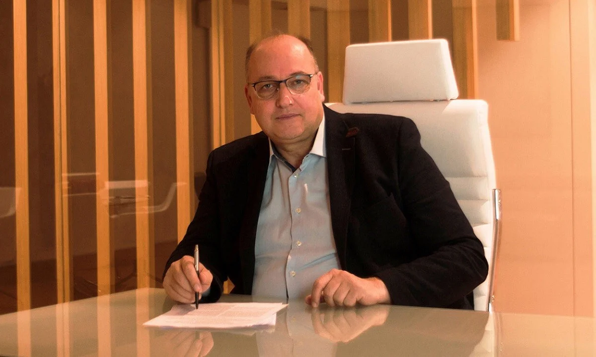 Λιόλιος: Είχε... Άγιο, πήρε φωτιά το αυτοκίνητό του (pic)