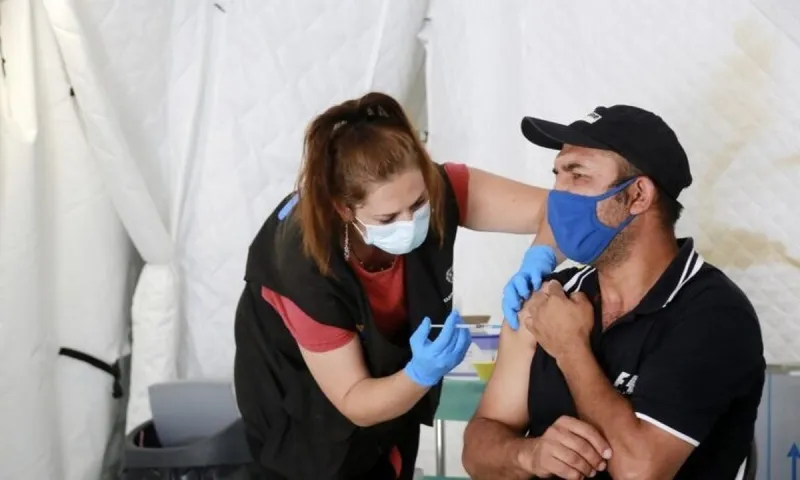 Υποχρεωτικός εμβολιασμός: Αυτά είναι τα υπέρογκα πρόστιμα για τους εργοδότες που απασχολούν ανεμβολίαστους