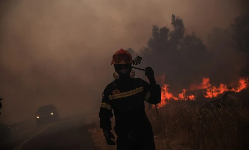 Φωτιά Βαρυμπόμπη: Συγκλονιστική αυτοθυσία - Πυροσβέστης μπήκε σε φλεγόμενο κτίριο για να δει αν έχει εγκλωβισμένους (vid)