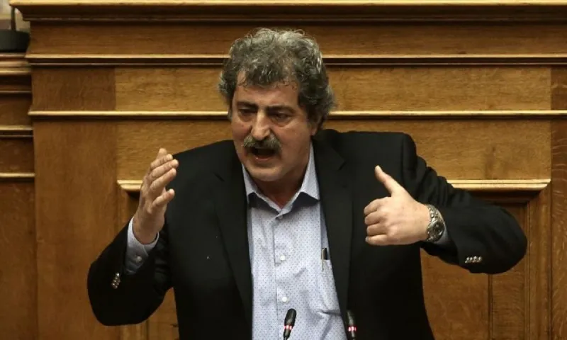 Πολάκης σε Κεραμέως: «Είσαι βαθιά κομπλεξική που δεν πέρασες σε ΑΕΙ και σπούδασες έξω με τα λεφτά του πατέρα σου»