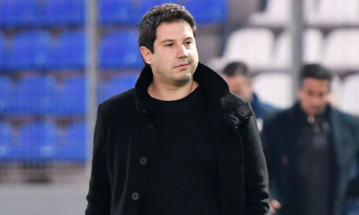 Ο Αργύρης Γιαννίκης έκανε το step up. Αναλαμβάνει την ΑΕΚ, στη μετά Μιλόγεβιτς εποχή. Η πορεία στον ΠΑΣ Γιάννινα, η φιλοσοφία του για το ποδόσφαιρο, το παρατσούκλι «Κλοπ», τα ταξίδια στη Γερμανία και οι σχέσεις με τους συνεργάτες του.