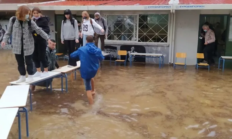 Κακοκαιρία Μπάλλος: Τριτοκοσμικές εικόνες - Έφτιαξαν γέφυρα από... θρανία για να απεγκλωβίσουν παιδιά στη Ν. Φιλαδέλφεια!