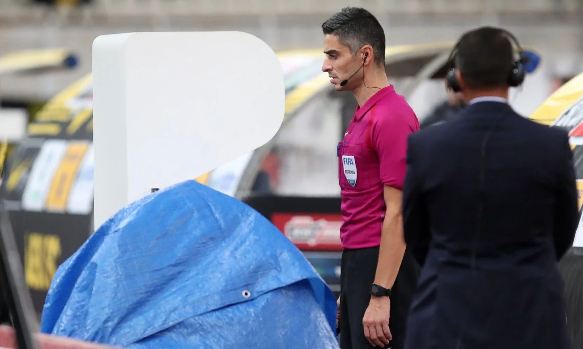 Διαιτησία: Ο Διαμαντόπουλος είτε εμμέσα, είτε άμεσα φωτογραφήθηκε ως ο διαιτητής που θα σφυριξει το Βόλος - Κηφισιά. Αλλά η διαρροή έφερε αλλαγή και τον Παπαδόπουλο που ήταν η επόμενη επιλογή να πηγαίνει στο Πανθεσσαλικό!